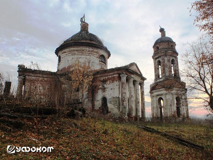 Церковь в селе Вороновка имеет редкую трехлучевую структуру: к центральной ротонде под углом в 120 градусов один к другому примыкают три притвора.