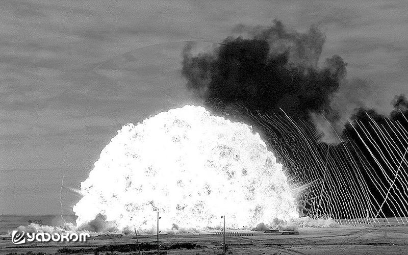 Детонация полусферического наземного заряда тротила массой 450 тонн имитирующего воздействие ядерного взрыва в ходе операции «Снежок» 17 июля 1964 года. Испытательный полигон Экспериментальной станции Саффилд, Альберта, Канада. 