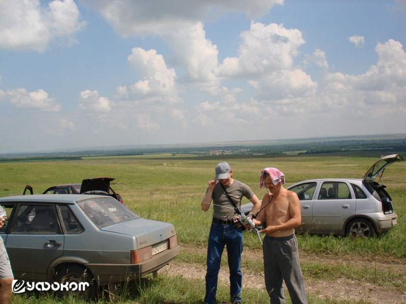 Самарские исследователи проводят широкополосное радиосканирование в окрестностях урочища Стрела Тохтамыша. Фото И.Л. Павловича, 2007 год.
