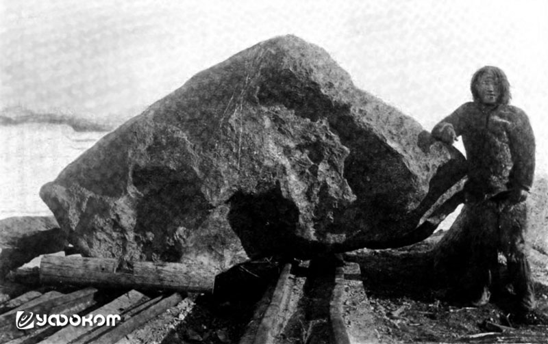 Метеорит «Анигито» готовят к транспортировке на корабль. Мыс Йорк, Гренландия. Фотография из книги Роберта Э. Пири «На север по “Великому леднику”», том 2, издание 1898 года.