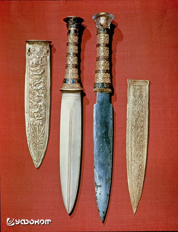 Кинжалы Тутанхамона и их золотые ножны. Полная длина железного кинжала составляет 34 сантиметра.