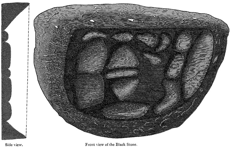 Черный камень изначально представлял собой единый объект «размером в один локоть», но уже давно это лишь ряд фрагментов, закрепленных в цементной матрице. Гравюра из книги Уильяма Мьюира «Жизнь Магомета по первоисточникам» (Лондон, 1894 год).