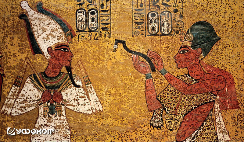 Фараон Эйе проводит ритуал «Отверзение уст» своему умершему предшественнику Тутанхамону. Настенная роспись из гробницы Тутанхамона.