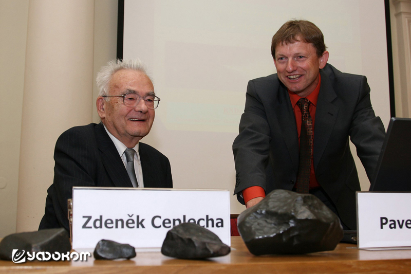 Доктор Зденек Цеплеха (1929–2009) и его преемник доктор Павел Спурный на праздновании 50-летия падения метеорита Пршибрам в апреле 2009 года. В 1959 году Зденек Цеплеха впервые в мире вычислил траекторию и предсказал место падения фрагментов этого метеори