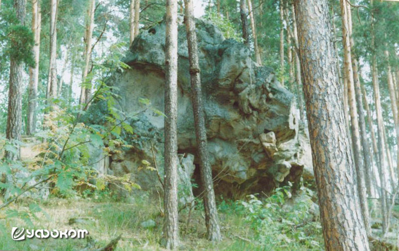 Рис. 5. Камень-скала Йубейде-Тяуле в Рачейских Альпах. Фото автора, 2001 год.