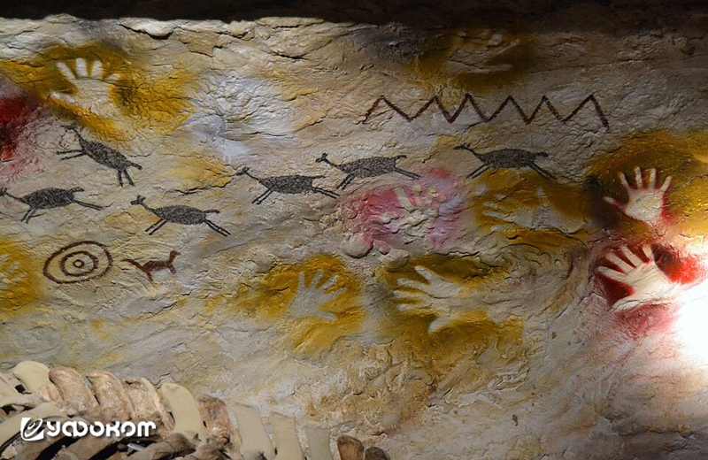 Аргентинская Пещера рук (исп. Cueva de las Manos) хранит древние силуэты множества рук подростков. Вероятно, нанесение изображения своей руки на стену пещеры входило в обряд инициации.