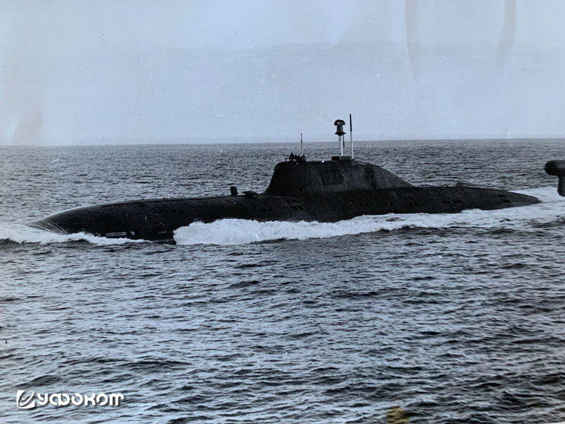 Эту фотографию подводной лодки «Пантера» подарил И.З. Юркину в день посещения корабля (9 сентября 1992 года) его командир, капитан 3-го ранга Н. Довбешко. Он же рассказал о необычных шарах, вылетающих из-под воды.