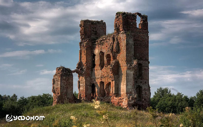 Фото 3. Руины замка Белый Коваль. Смоляны, Оршанский р-н, Витебская обл. Фото И. Климкович, 2023 год.