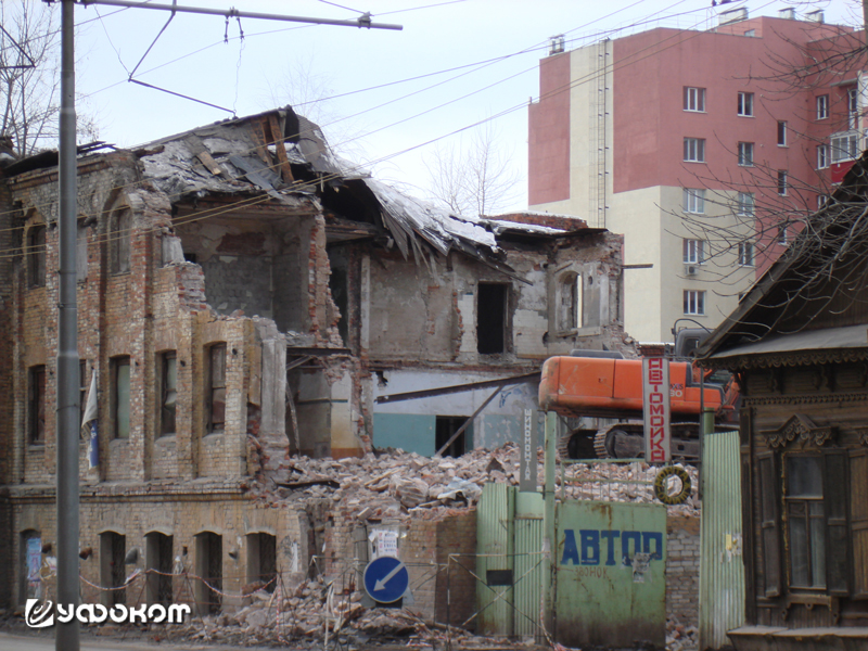 Процесс разрушения бани купца Лебедева. Фото из личного архива автора, 2009 год.