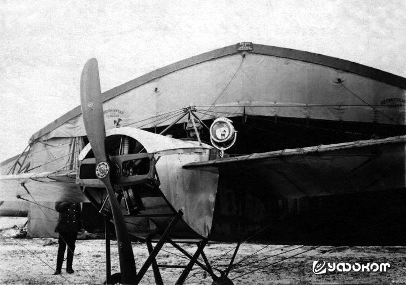 22 ноября 1913 года П. Н. Нестеров совершил первый в России ночной полет с ацетиленовым прожектором. С ним можно было взлетать и садиться, но попытка освещать землю в целях ночной разведки не удалась – прожектор давал слишком слабый свет.