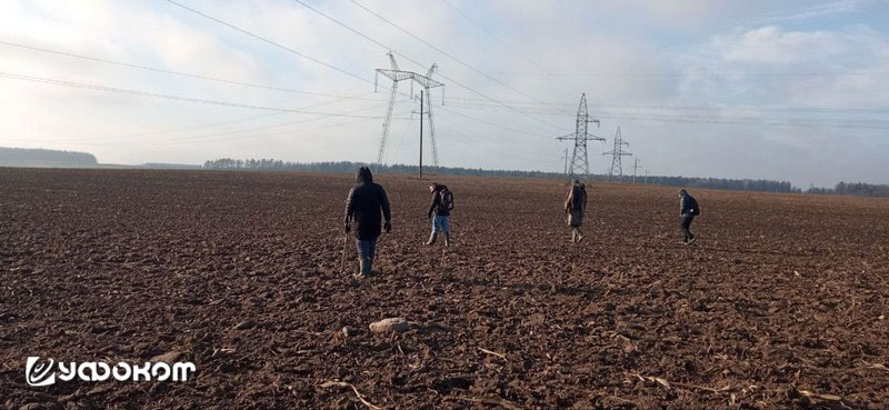 Добровольцы приняли активное участие в прочесывании полей для поиска осколков метеорита. Фото: Анна Шамрук.