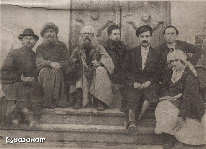 Эксперты. Свящ-ки (слева направо): Ильинский, Успенский, Жудро, химик Павловский, врач-психиатр Иосифов, художник Столпников, дактилоскопистка Юрчель. Фото и подпись c сохранением орфографии и пунктуации источника из журнала «Огонек» (1923, №30).